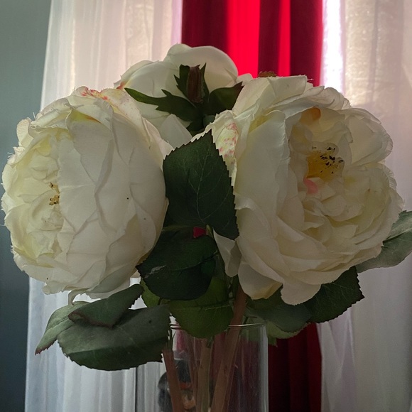 Joss & Main White Roses Flower Floral Arrangement Glass Vase Home Decor Boudoir - Picture 3 of 4